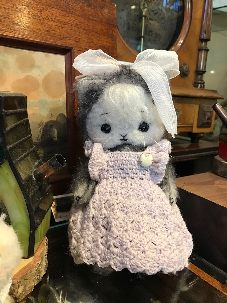加茂さんの素晴らしい猫のぬいぐるみです。加茂さんの代表作になるものです 加茂美智子【ずきん猫】 | 清里高原メイフェア